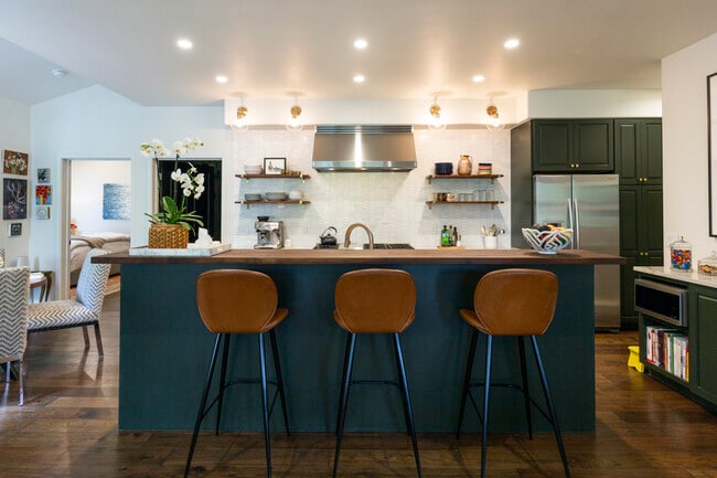 Building Photo - 405 Meadow Ct