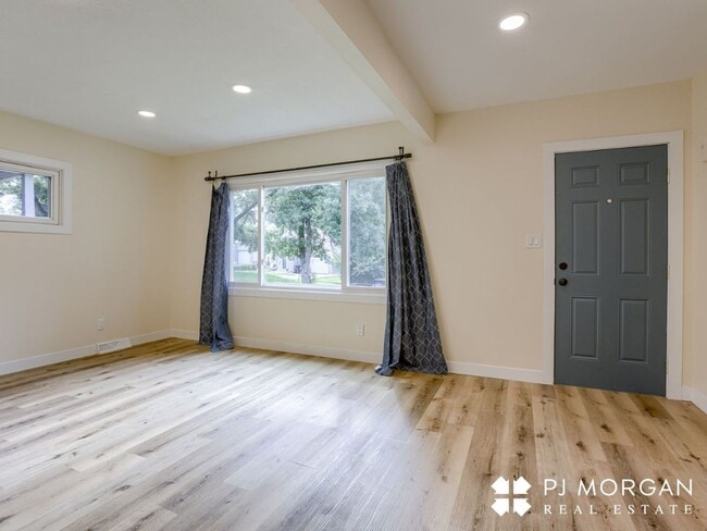 Building Photo - 3 bedroom, 2 bathroom House Available Imme...