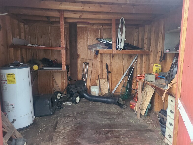 Storage shed - 908 West Ave