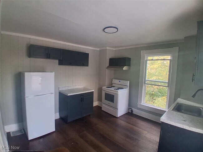 Building Photo - 141 Locust St