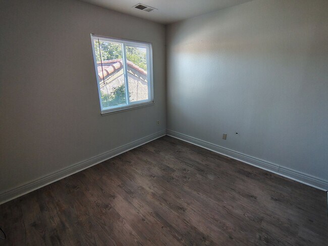 Building Photo - 939 Claremont Ct