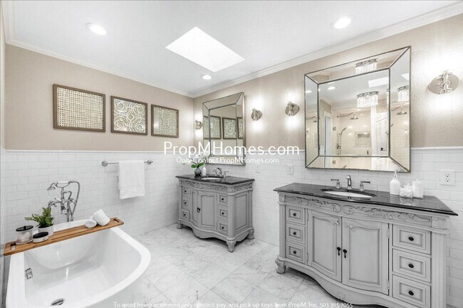 Building Photo - 17981 SW Meadowlark Ln