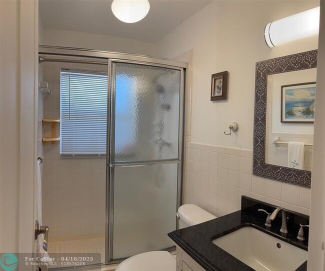 Building Photo - 1055 Country Club Dr