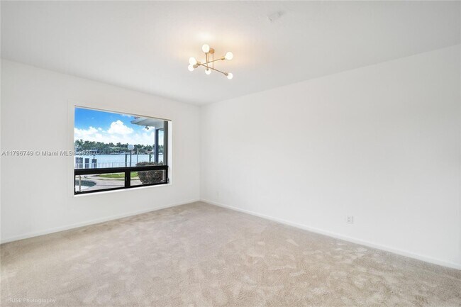 Building Photo - 1180 Bay Dr