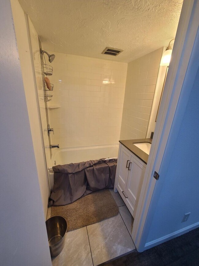 Building Photo - 17th St 6 Plex