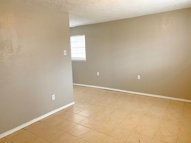 Building Photo - 3 bed 2 bath July Move In - Pre-Leasing