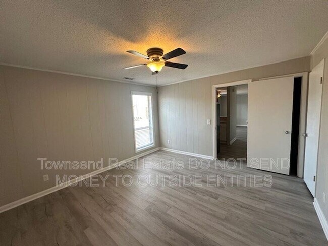 Building Photo - 5858 Century Oaks Dr