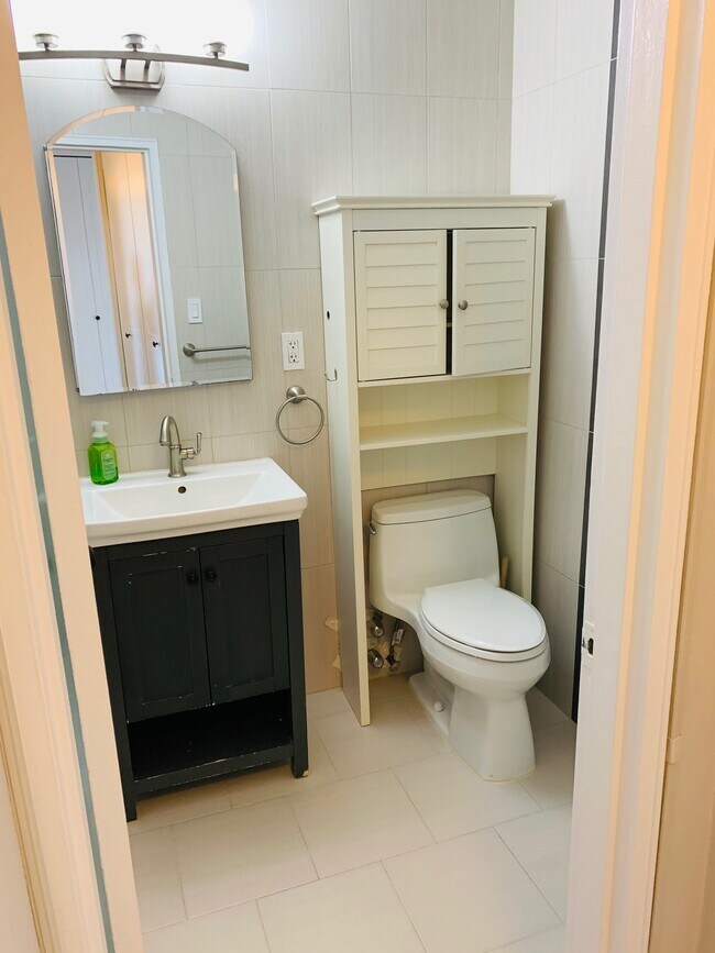 Building Photo - 2000 Linwood Ave