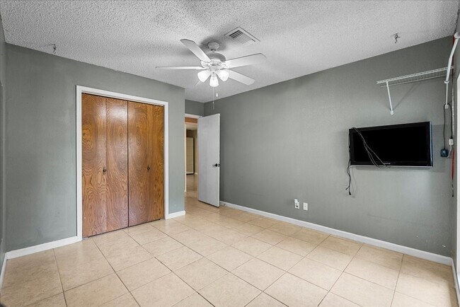 Building Photo - 883 Silverpines Rd