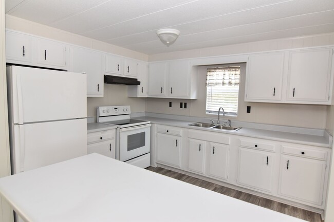Building Photo - Spacious & Updated Double-Wide Home on a L...