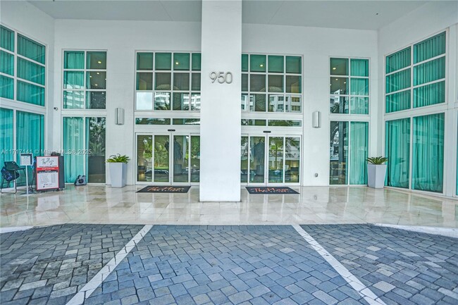 Building Photo - 950 Brickell Bay Dr