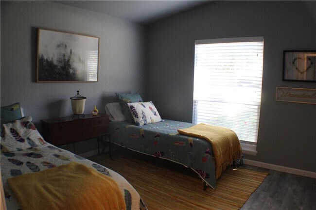 Building Photo - 4 Tilbury Ln