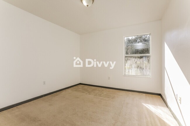 Building Photo - 831 Balmoral Dr