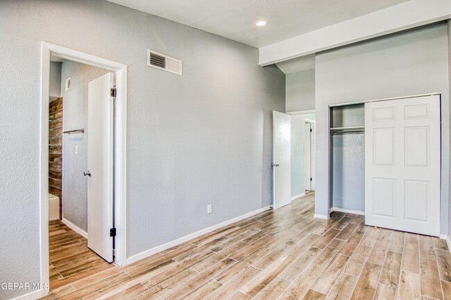 Building Photo - 6001 Morning Glory Cir