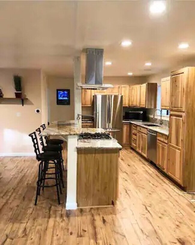 Building Photo - Great Contemporary Lake View Home above Bu...
