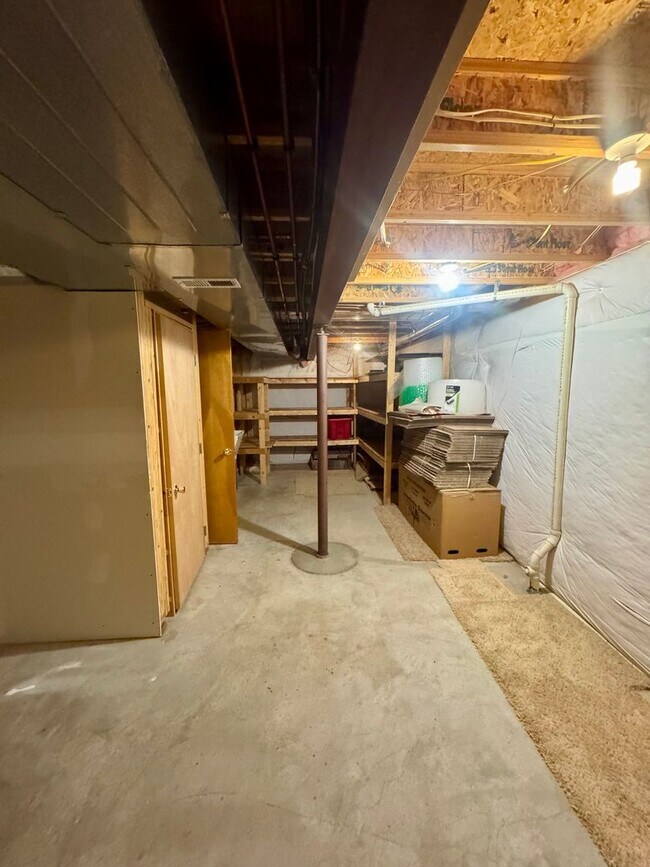Building Photo - Gorgeous 4 bedroom with Loft and 3 car gar...