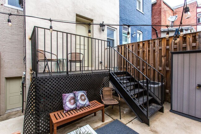 Building Photo - Cozy 1 Bedroom Apartment in Bloomingdale!