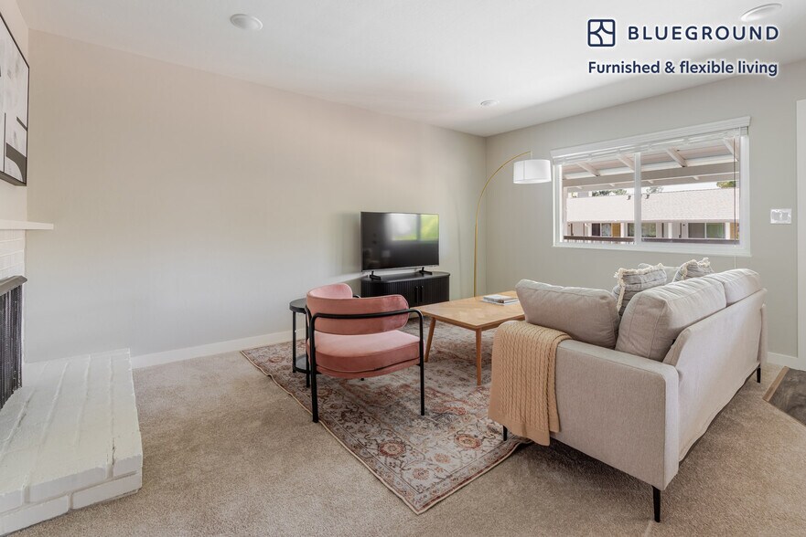 Building Photo - 910 Rockefeller Dr