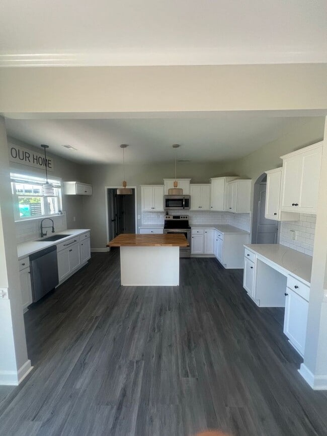 Building Photo - 303 Breezeway Dr