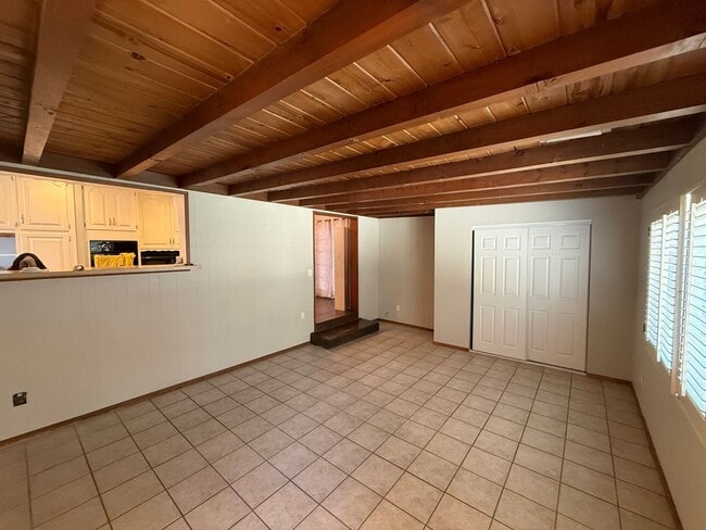 Building Photo - Lovely 3 Bedroom House w/ Finished Garage