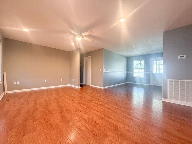 Building Photo - Pet-Friendly 3-Bedroom Home with Fenced Yard, Sun Room & Utilities Included