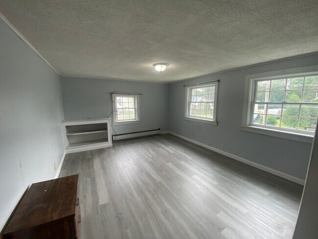Building Photo - Beautiful 4 bedroom 1.5 bath located in th...