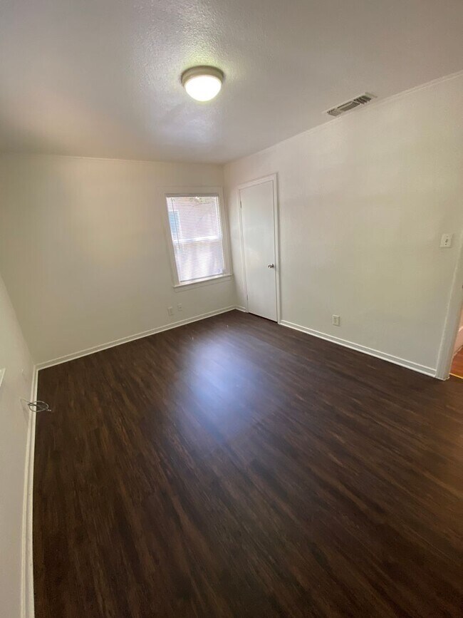 Building Photo - 220 El Camino Ave