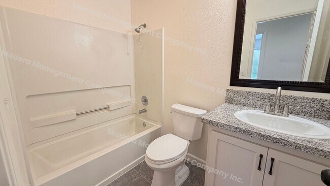 Building Photo - 4 Bed/ 2 Bath Available Now!