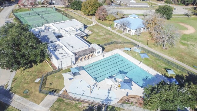 Building Photo - 703 Bayview Dr