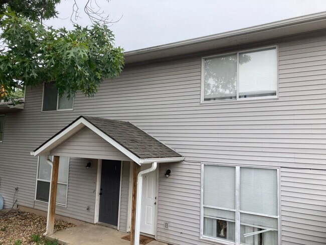 Building Photo - Newly Renovated 2 Bedroom 1.5 Bathroom Tow...