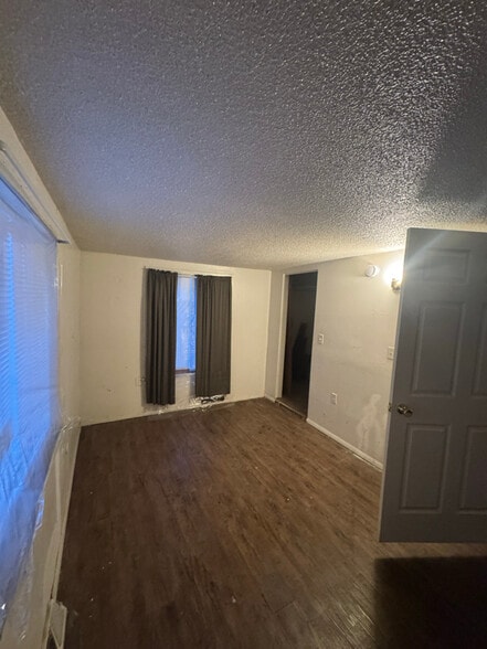 Building Photo - 2165 Oakdale Ave