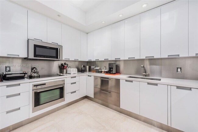 Building Photo - 100 South Pointe Dr