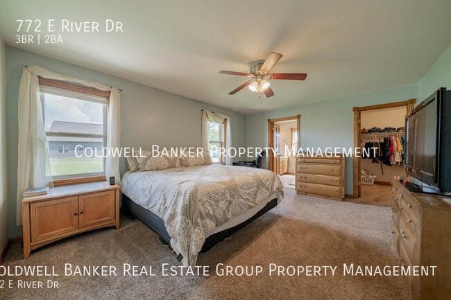 Building Photo - 772 E River Dr