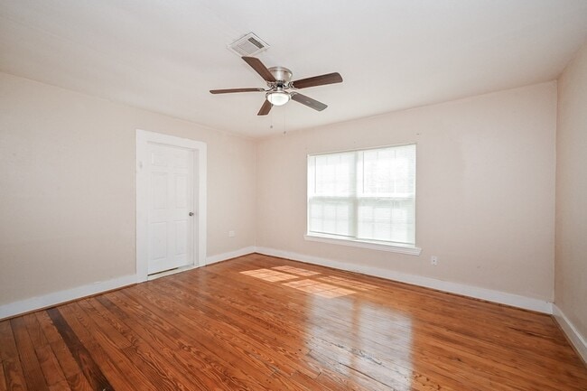 Building Photo - 416 N Houston Ave