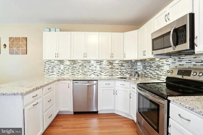 Building Photo - 9725 Kings Crown Ct