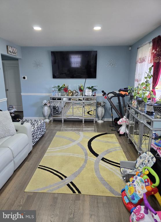 Primary Photo - 9323 Alcona St