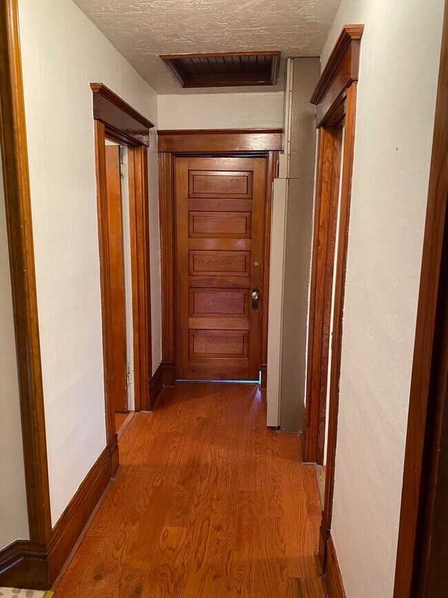 Building Photo - Victorian Charmer – 3 Bed, 1.75 Bath – Uti...