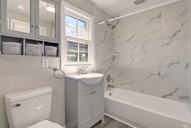 Building Photo - Modern Retreat Minutes from Downtown Charleston