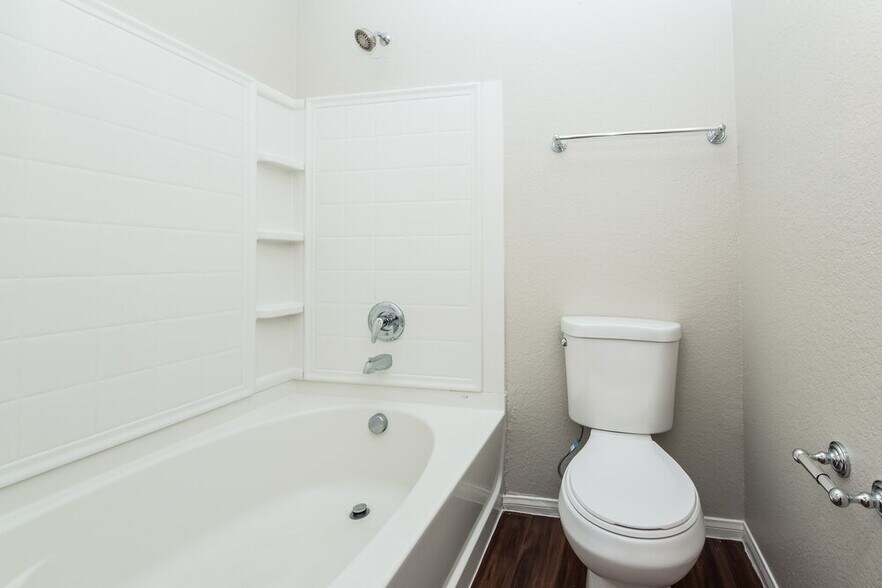Building Photo - 6417 Pine Willows Ct