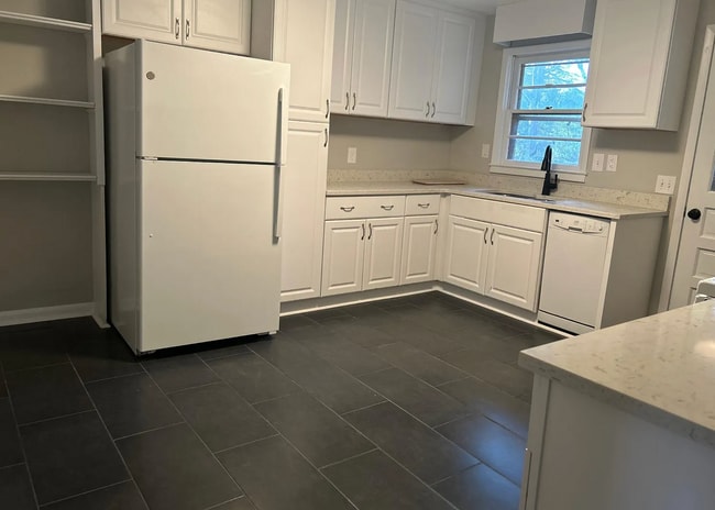 Building Photo - 1021 Old Bishop Rd