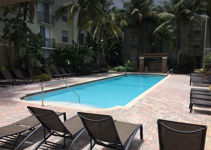 Pool area and Jacuzzi - 1919 Van Buren St