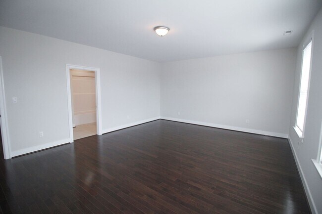 Building Photo - 1704 W Cary St