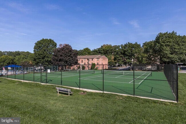 Building Photo - 910 Valley Dr