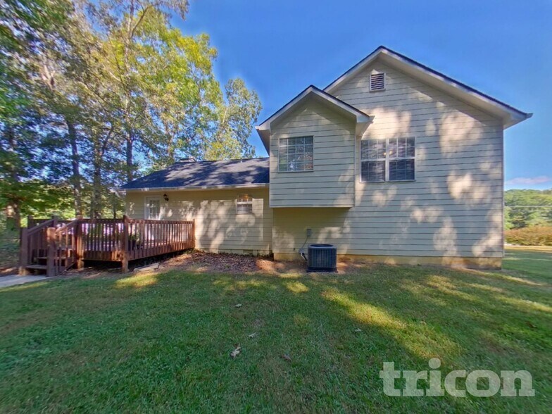 Building Photo - 210 Legend Dr