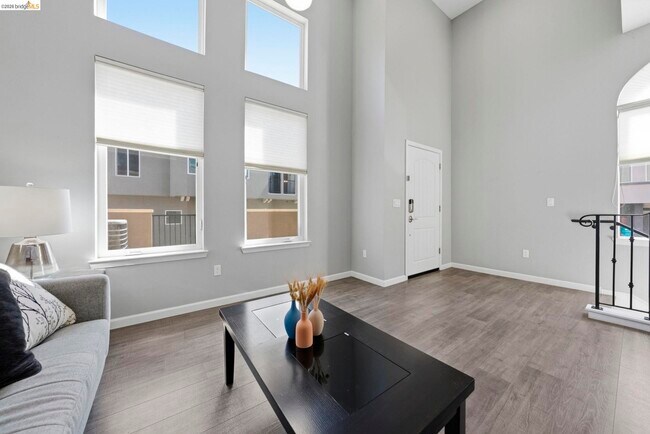 Building Photo - 817 Estancia Ter