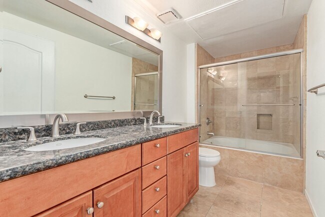 Building Photo - STUNNING UPDATED 1 BED / 1 BATH BILTMORE A...