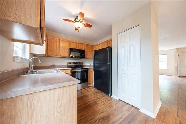Building Photo - 222 Castle Creek Dr