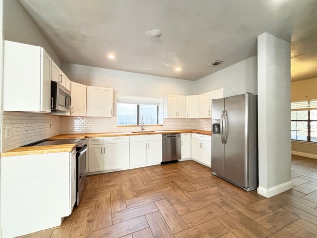 Building Photo - Updated Single Family Home with community ...