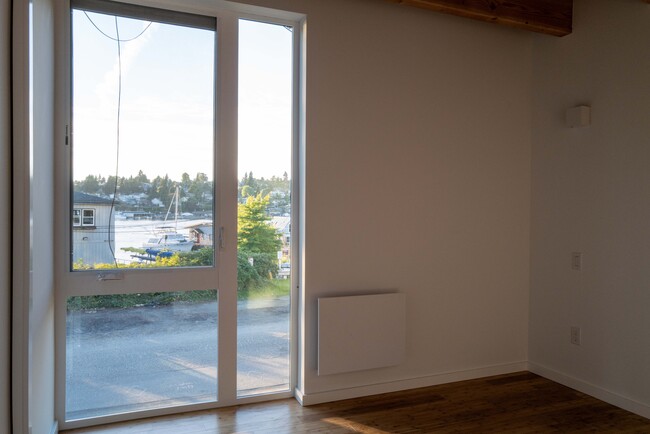 2nd floor bedroom - 2950 Fairview Ave E