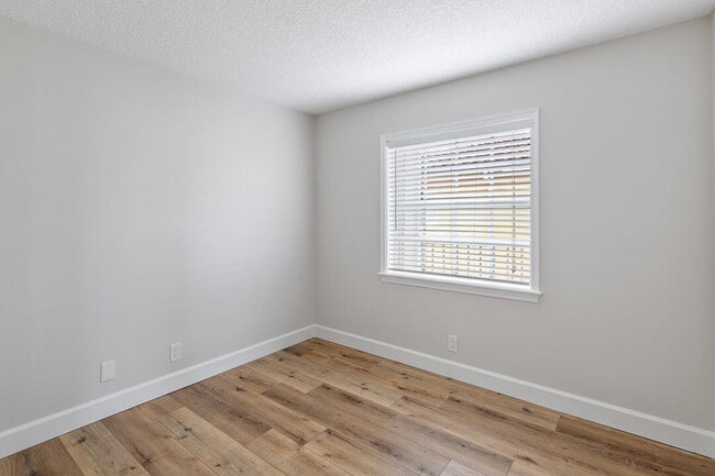 Building Photo - 1060 Lake Shore Dr